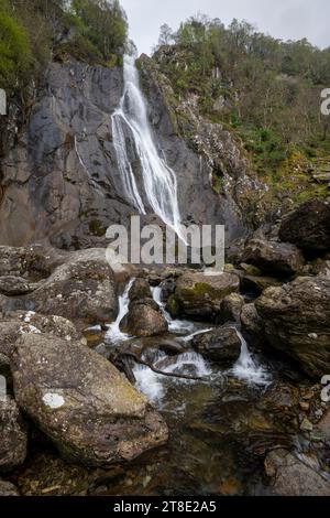 Aber Falls ein dramatischer Wasserfall am Rande der Carneddau Mountains im Snowdonia-Nationalpark in Nordwales. Stockfoto