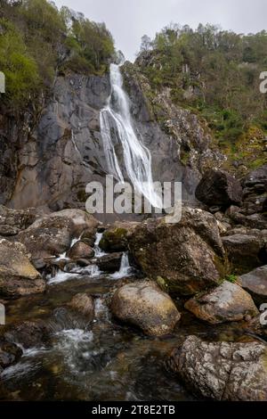 Aber Falls ein dramatischer Wasserfall am Rande der Carneddau Mountains im Snowdonia-Nationalpark in Nordwales. Stockfoto