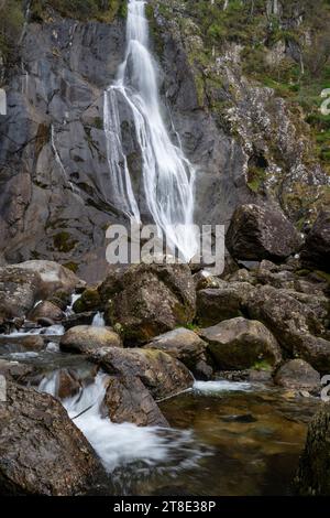 Aber Falls ein dramatischer Wasserfall am Rande der Carneddau Mountains im Snowdonia-Nationalpark in Nordwales. Stockfoto