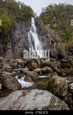 Aber Falls ein dramatischer Wasserfall am Rande der Carneddau Mountains im Snowdonia-Nationalpark in Nordwales. Stockfoto