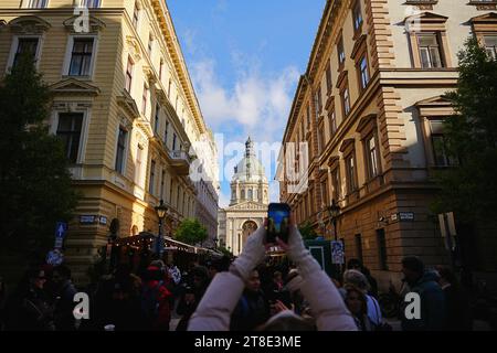 Budapest, Ungarn - 18. November 2023: Tourist fotografiert St. Stephans Basilika. Stockfoto