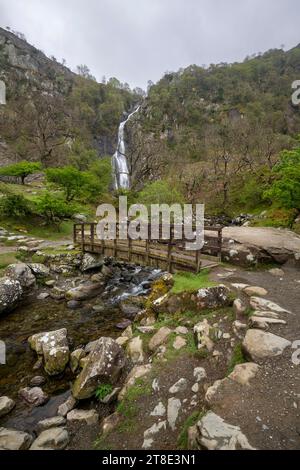 Aber Falls ein dramatischer Wasserfall am Rande der Carneddau Mountains im Snowdonia-Nationalpark in Nordwales. Stockfoto