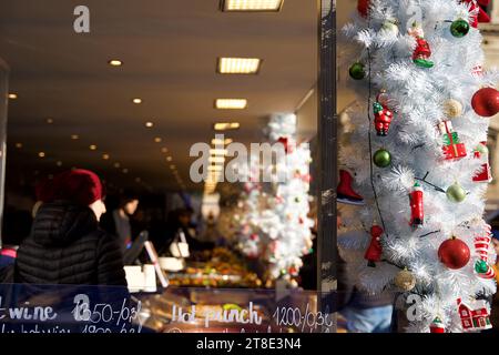 Budapest, Ungarn - 18. November 2023: Weihnachtsmarkt-Pavillons in der Nähe von St. Stephans Basilika. Stockfoto