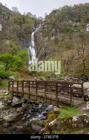Aber Falls ein dramatischer Wasserfall am Rande der Carneddau Mountains im Snowdonia-Nationalpark in Nordwales. Stockfoto