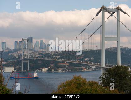 Istanbul Bosporus Bridge oder 15. Juli Märtyrerbrücke. Herbstsaison. Türkei wichtige Reiseziele. Stockfoto