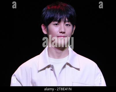 Jung Hae in 2023 beim JUNG HAE IN Fan Meeting IN DER 10. STAFFEL IN Los Angeles am Sonntag, 19. November 2023, im Saban Theatre in Beverly Hills, KALIFORNIEN. (Foto: Sthanlee B. Mirador/SIPA USA) Stockfoto