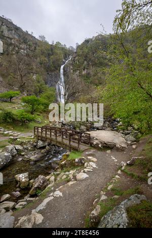Aber Falls ein dramatischer Wasserfall am Rande der Carneddau Mountains im Snowdonia-Nationalpark in Nordwales. Stockfoto