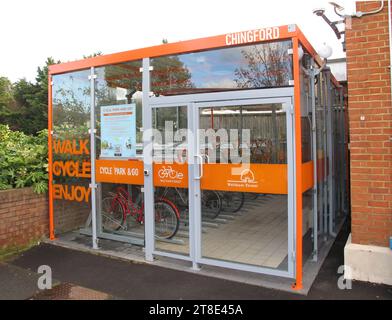 Cycle Hub am Bahnhof Chingford, London, Großbritannien. Bietet eine sichere und sichere Fahrradaufbewahrung für Anwohner. Stockfoto