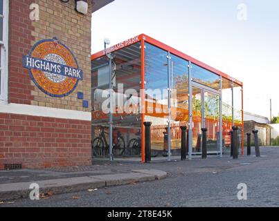 Cycle Hub am Bahnhof Highams Park, London, Großbritannien. Bietet eine sichere und sichere Fahrradaufbewahrung für Anwohner. Stockfoto