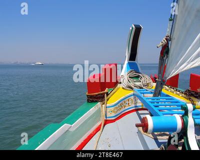 Blick von der Flussmündung des Tejo vom Bug oder Bug des Segelbootes Amoroso, einer historischen, typischen oder traditionellen Flussmündung des Tejo vom Varino-Typ b Stockfoto