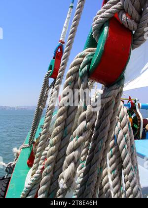 Details der alten Seilrollen und Seile oder Seile am Bug oder Bug des Segelbootes Amoroso, einem historischen, typischen oder traditionellen Fluss des Varino Tejo Stockfoto