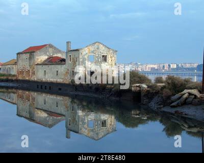 Alte Ruine Tide Mill und Wasserspiegel in Seixal Bay. Als Jahrhunderte alt ist sie eine der noch erhaltenen Gezeitenmühlen in Europa. Stockfoto