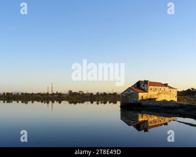 Alte Ruine Tide Mill und Wasserspiegel in Seixal Bay bei Sonnenuntergang. Eine der überlebenden Gezeitenmühlen in Europa. Stockfoto