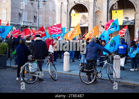 gewerkschaftsdemonstration gegen die Regierung, das Foto wurde am 17/2023 im Zentrum der Stadt Parma Italien aufgenommen Stockfoto