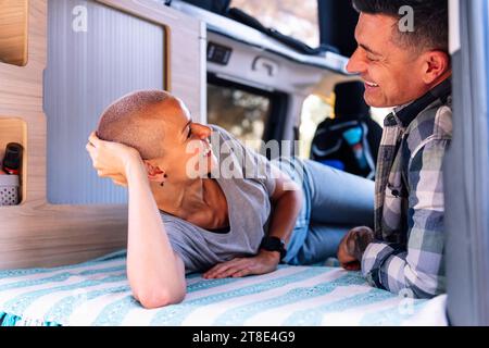 Glückliches Paar, das sich in ihrem Wohnmobil entspannt Stockfoto