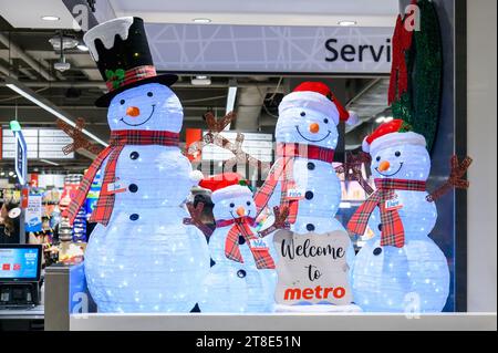 Weihnachtsdekoration eines Schneemanns in einem Metro-Supermarkt, Toronto, Kanada Stockfoto