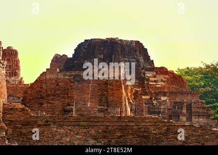 Ruinen von buddhistischen alten Shichara, Dagoba, Stupa in Südthailand, Ayutthaya. Die antike Hauptstadt des Königreichs Ayutthaya, die Sia vorausging Stockfoto