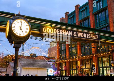 Toronto, Kanada - 18. November 2023: Christmas Village im Distillery District Stockfoto