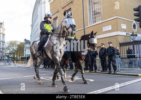 Starke Polizeipräsenz am Tag des Waffenstillstands in Whitehall, London, Großbritannien, an einem Tag der Proteste und Gegenproteste Stockfoto