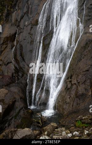 Aber Falls ein dramatischer Wasserfall am Rande der Carneddau Mountains im Snowdonia-Nationalpark in Nordwales. Stockfoto