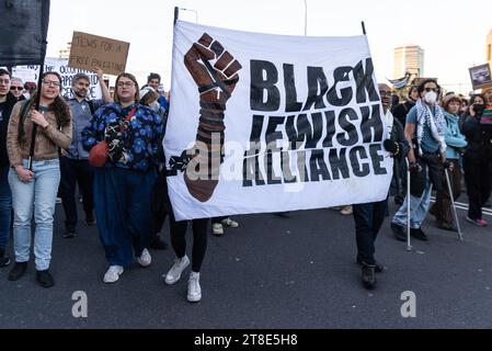 Pro Palestine Kundgebung, nationale Demonstration für Palästina in London, Großbritannien, über die Vauxhall Bridge. Schwarze Jüdische Allianz Stockfoto