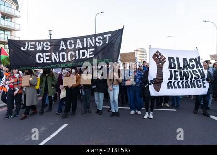 Pro-Palestine-Demonstration für Palästina in London, Großbritannien, über die Vauxhall-Brücke. Juden gegen Völkermord, Schwarze Jüdische Allianz Stockfoto