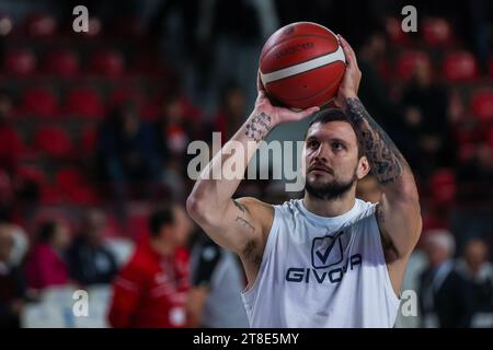 Alessandro Gentile #5 von GIVOVA Scafati Basket wärmt sich beim LBA Lega Basket auf, Einem Spiel der regulären Saison 2023/24 zwischen Pallacanestro Varese OpenJobMetis und GIVOVA Scafati Basket in der Itelyum Arena. Endpunktzahl; Varese 94 | 93 Sassari. Stockfoto