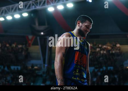 Varese, Italien. November 2023. Alessandro Gentile #5 von GIVOVA Scafati Basket sieht sich beim LBA Lega Basket An, Einem Spiel der regulären Saison 2023/24 zwischen Pallacanestro Varese OpenJobMetis und GIVOVA Scafati Basket in der Itelyum Arena. Endpunktzahl; Varese 94 | 93 Sassari. (Foto: Fabrizio Carabelli/SOPA Images/SIPA USA) Credit: SIPA USA/Alamy Live News Stockfoto