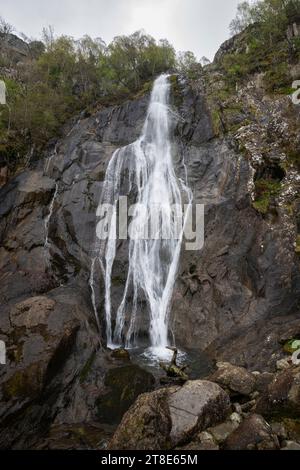 Aber Falls ein dramatischer Wasserfall am Rande der Carneddau Mountains im Snowdonia-Nationalpark in Nordwales. Stockfoto