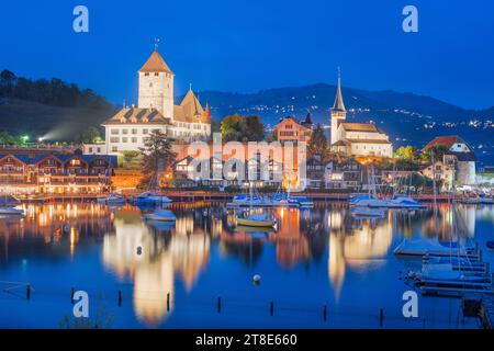 Spiez, Schweiz auf dem Schloss während der blauen Stunde. Stockfoto