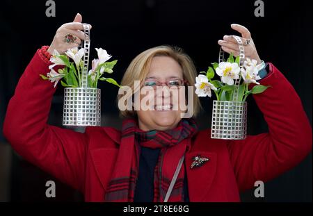 Silke Lohmann hält ein Paar seltener sezessionistischer Gitterwerk silberner Blumenkörbe des führenden Wiener Werkstätten-Designers Josef Hoffmann, die schätzungsweise 10.000 bis 000 £ einbringen werden, während einer Vorschau für die bevorstehenden Bellmans Fine Works of Art Sale im saleroom des Auktionshauses in Wisborough Green, West Sussex. Bilddatum: Sonntag, 19. November 2023. Stockfoto