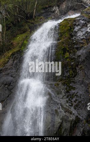 Aber Falls ein dramatischer Wasserfall am Rande der Carneddau Mountains im Snowdonia-Nationalpark in Nordwales. Stockfoto