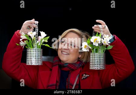 Silke Lohmann hält ein Paar seltener sezessionistischer Gitterwerk silberner Blumenkörbe des führenden Wiener Werkstätten-Designers Josef Hoffmann, die schätzungsweise 10.000 bis 000 £ einbringen werden, während einer Vorschau für die bevorstehenden Bellmans Fine Works of Art Sale im saleroom des Auktionshauses in Wisborough Green, West Sussex. Bilddatum: Sonntag, 19. November 2023. Stockfoto