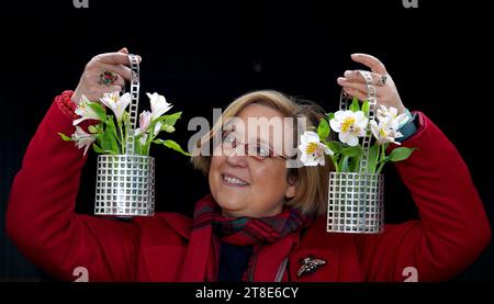 Silke Lohmann hält ein Paar seltener sezessionistischer Gitterwerk silberner Blumenkörbe des führenden Wiener Werkstätten-Designers Josef Hoffmann, die schätzungsweise 10.000 bis 000 £ einbringen werden, während einer Vorschau für die bevorstehenden Bellmans Fine Works of Art Sale im saleroom des Auktionshauses in Wisborough Green, West Sussex. Bilddatum: Sonntag, 19. November 2023. Stockfoto