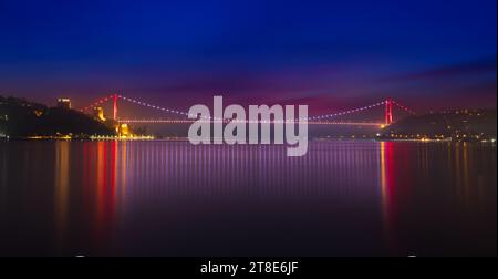 Istanbul 2. Bosporusbrücke ( Turkis; Fatih Sultan Mehmet Köprüsü ). Stockfoto