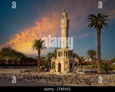 Vormittagszeit am historischen Uhrenturm von Izmir. Mit Beginn der Herbstsaison. Historische und wichtige Reiseziele in der Türkei. Konak-Platz. Stockfoto