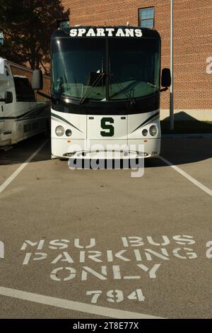 Der Spartan Bus parkt vor dem Spartan Stadium, Michigan State University, East Lansing Michigan USA Stockfoto