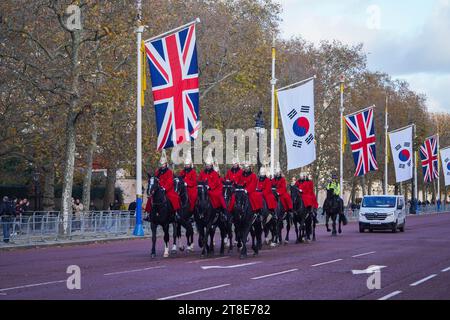 London, Großbritannien. 20. November 2023. .Mitglieder des Household Kavallerry Mounted Regiments reiten entlang der Mall, gesäumt von den Flaggen der Südkoreaner und der Union Jacks, während der südkoreanische Präsident Yoon Suk Yeol am Montag zu einem Staatsbesuch nach Großbritannien aufbricht, in der Hoffnung, die wirtschaftlichen Beziehungen zu stärken und die Sicherheitspartnerschaften zu verbessern Credit: amer Gazzal/Alamy Live News Stockfoto