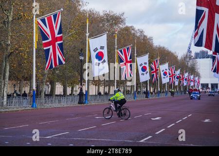 London, Großbritannien. 20. November 2023. . Die Mall ist mit Flaggen der Südkoreaner und der Union Jacks gesäumt, während der südkoreanische Präsident Yoon Suk Yeol am Montag zu einem Staatsbesuch in Großbritannien aufbricht, in der Hoffnung, die Wirtschaftsbeziehungen zu stärken und die Sicherheitspartnerschaften zu verbessern. Credit: amer Gazzal/Alamy Live News Stockfoto