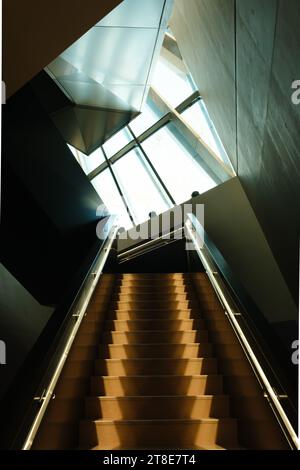 Treppe und Fenster im Eli and Edythe Broad Art Museum auf dem Campus der Michigan State University Stockfoto