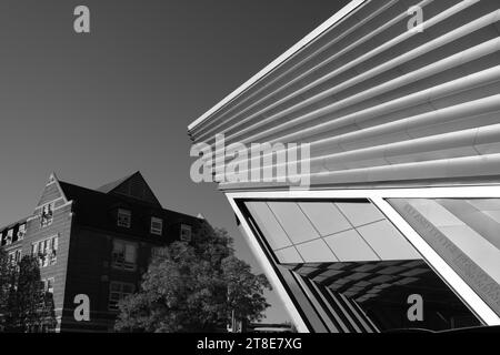 Das Eli and Edythe Broad Art Museum mit William Berkey Hall im Hintergrund, Michigan State University, East Lansing Michigan Stockfoto