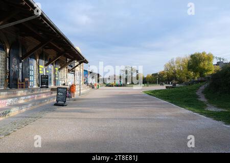 Berlin, 11. November 2023, breiter Wander- und Radweg im Görlitzer Park mit Teilen des alten Güterbahnhofs im Vordergrund links Stockfoto