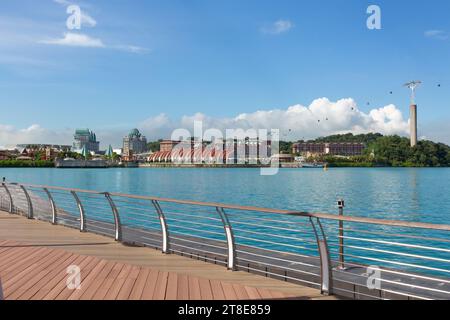 Sentosa Boardwalk mit Blick auf die Resorts World Sentosa, ein integriertes Resort auf der Insel Sentosa, das sich vor der Südküste Singapurs befindet. Stockfoto