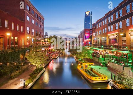 Oklahoma City, Oklahoma, USA Stadtbild in Bricktown in der Abenddämmerung. Stockfoto