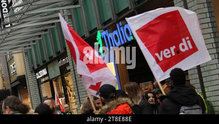 Warnstreik von Mitarbeiterinnen und Mitarbeitern des Buchhändlers Thalia, der Parfümerie Douglas sowie der Modekette TK Maxx vor der Thalia-Buchhandlung in der Spitalerstraße. Aufgerufen dazu hatte die Dienstleistungsgewerkschaft Verdi. Sie fordert eine Rückkehr in die Tarifbindung. Altstadt Hamburg *** Warnstreik von Mitarbeitern der Buchhandlung Thalia, der Parfümerie Douglas und der Modekette TK Maxx vor dem von der dienstgewerkschaft Verdi angerufenen Thalia-Buchladen in der Spitalerstraße fordern sie eine Rückkehr in die Tarifverhandlungen Altstadt Hamburg Stockfoto