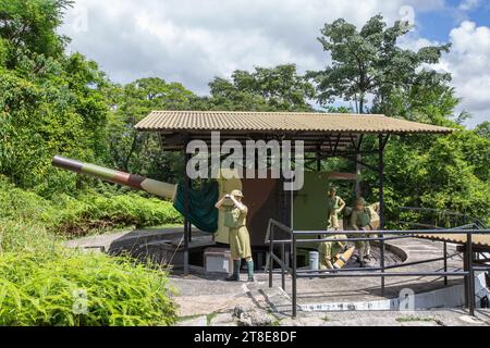 Szene von britischen Soldaten, die Munition an einem Ort transportieren. Fort Siloso, Sentosa, Singapur. Stockfoto