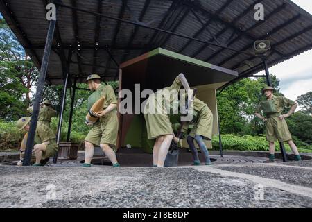 Szene von britischen Soldaten, die Munition an einem Ort transportieren. Fort Siloso, Sentosa, Singapur. Stockfoto