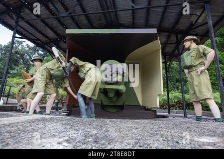 Szene von britischen Soldaten, die Munition an einem Ort transportieren. Fort Siloso, Sentosa, Singapur. Stockfoto