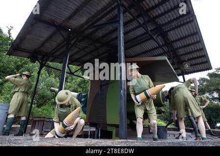 Szene von britischen Soldaten, die Munition an einem Ort transportieren. Fort Siloso, Sentosa, Singapur. Stockfoto