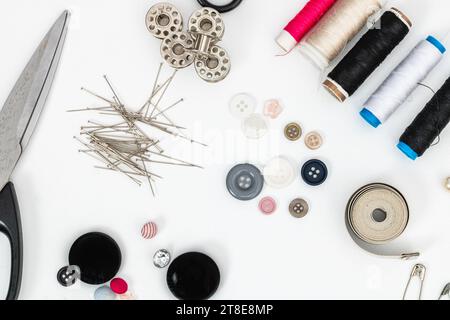 Horizontales Foto, auf einem weißen Tisch präsentiertes Nähmaterial für manuelle Textilarbeiten. Stockfoto